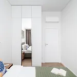 Floor, Spacious W-balcony & Free Parking I Cohost