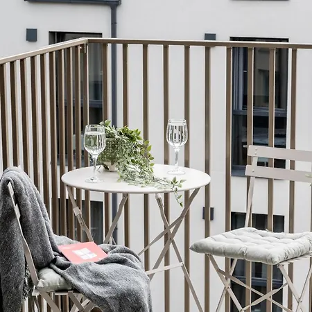 Floor, Spacious W-balcony & Garage I Cohost *