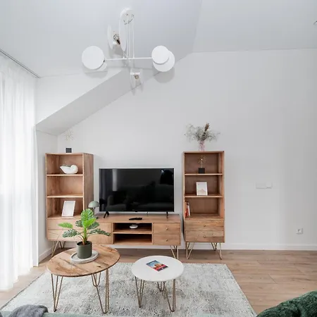 Floor, Spacious W-balcony & Garage I Cohost Lägenhet