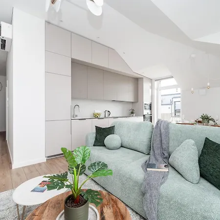 Floor, Spacious W-balcony & Garage I Cohost