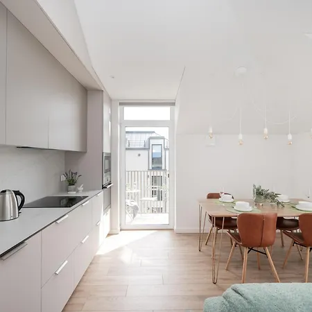 Floor, Spacious W-balcony & Garage I Cohost Апартаменты