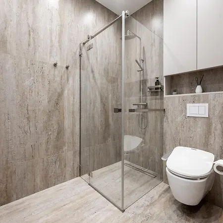 Floor, Spacious W-balcony & Garage I Cohost