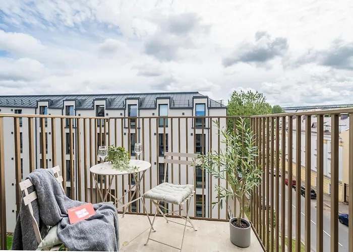 Floor, Spacious W-balcony & Garage I Cohost شقة *