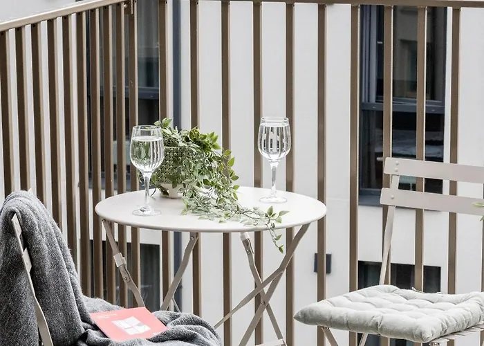 Floor, Spacious W-balcony & Garage I Cohost *