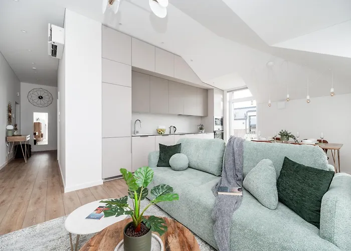 Floor, Spacious W-balcony & Free Parking I Cohost