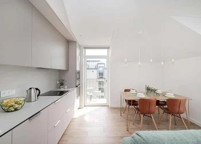 Floor, Spacious W-balcony & Garage I Cohost 아파트