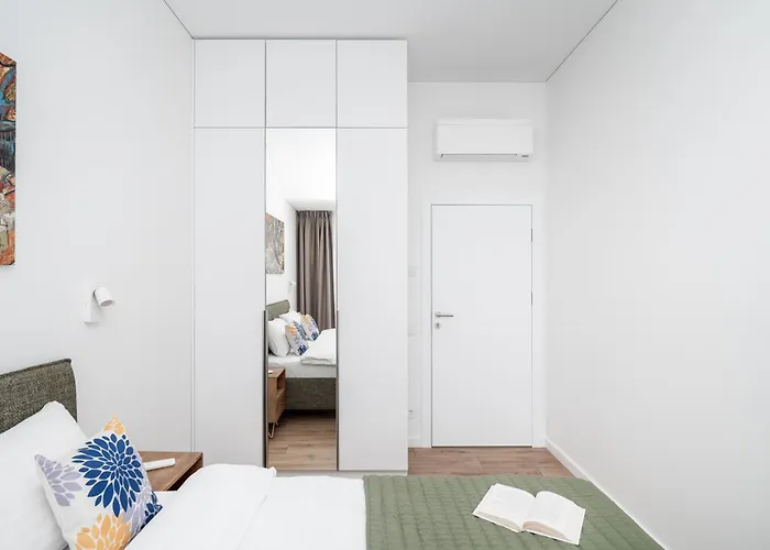 Floor, Spacious W-balcony & Free Parking I Cohost