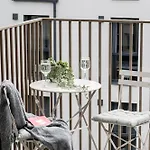 Floor, Spacious W-balcony & Free Parking I Cohost *